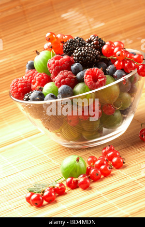 Frucht mix in den Glasbehälter auf einem Tisch aus Stroh Stockfoto