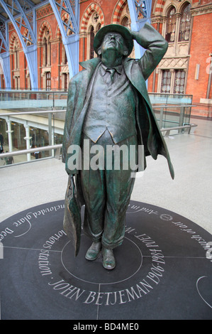 Sir John Betjeman Statue in der neuen St. Pancras International Station, London, UK. Stockfoto