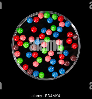 Bunten Bonbons in einer Runde Plastikschale Stockfoto