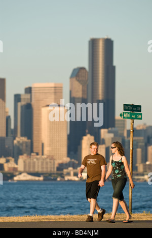Ein paar halten Hände wie sie Seattles Alki Strand entlang spazieren. Stockfoto