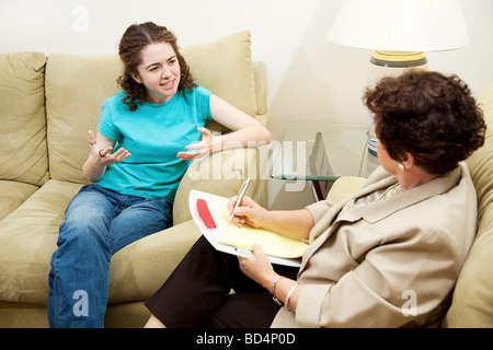 Teengirl mit dem Ausdruck ihrer Frustration in einer Sitzung mit ihrem Therapeuten Stockfoto