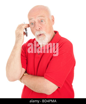 Überrascht senior Mann auf seinem Handy isoliert auf weiß Stockfoto