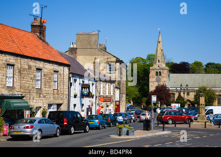 Schloss-Straße und Kirche St. Lawrences Warkworth Northumberland England Stockfoto
