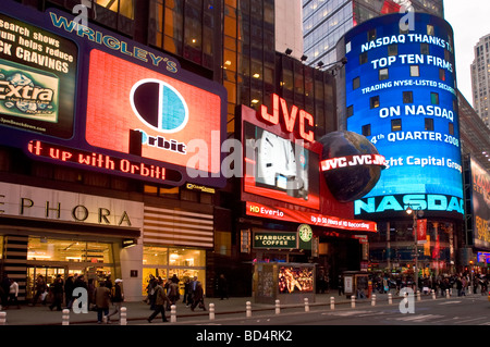 Pulsierende Straßenszene mit Sephora, Starbucks, JVC und NASDAQ am Times Square, Manhattan, New York City, USA. Legendäres Wahrzeichen der Stadt bei Nacht. Stockfoto