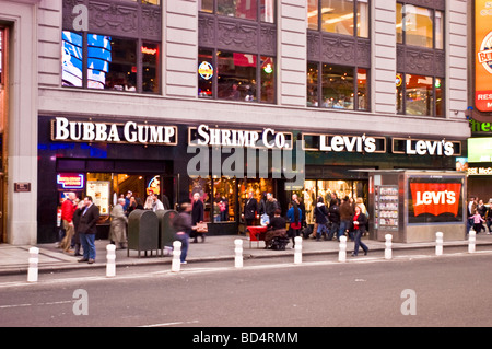 Bubba Gump Shrimp Co. Levis Läden, Times Square, Manhattan, New York City, USA Stockfoto