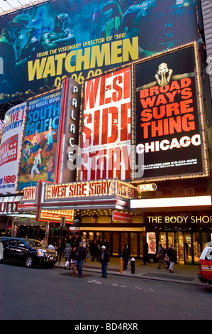 West Side Story im Palace Theater am Times Square, Manhattan, New York City. Legendäre Broadway-Reklametafeln und Straßenszene bei Nacht in NYC, USA. Stockfoto