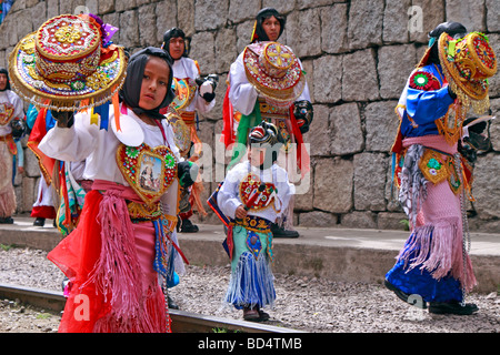 traditioneller Trachtenumzug in Aguas Calientes, Peru, Südamerika Stockfoto