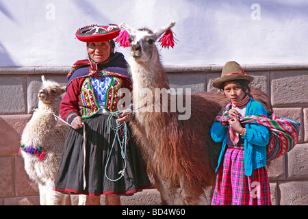 Frau mit Mädchen und Lamas, Cuzco, Peru, Südamerika Stockfoto