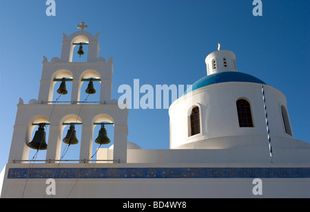 Kirchenglocken auf griechisch orthodoxe Kirche von Santorini in Griechenland Stockfoto