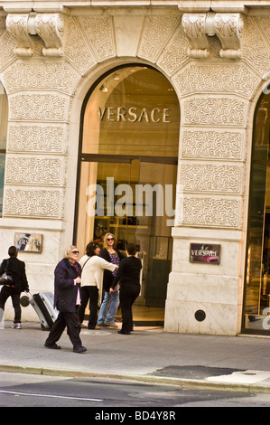 Versace einkaufen, 5th Avenue, Manhattan, New York City, USA Stockfoto