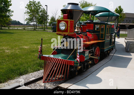 Kind Fortbewegung Eisenbahnschienen Sauder Dorf Spielzeug Zug Transport Wagen Stockfoto