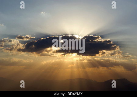 Strahlen der Sonne und Wolken Stockfoto