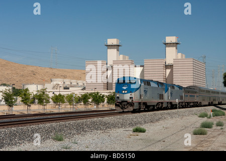 SAN JOSE, KALIFORNIEN -Januar 8: AMTRAK Zug Reisen vor Calpine Metcalf Kraftwerk Stockfoto