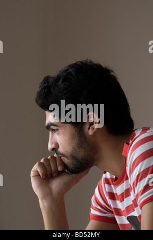 Junger Mann mit einem Bart-Kopf in der hand lächelnd Stockfoto