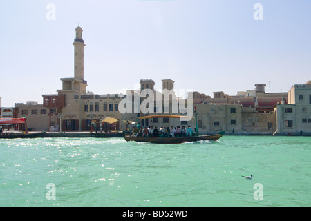 Wassertaxi (Abra) mit Passagiere auf dem Dubai Creek entlang der Uferpromenade von Bur Dubai, Dubai, Vereinigte Arabische Emirate Stockfoto