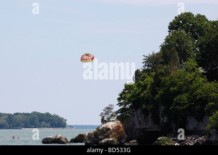 Erie Lake Fallschirm Parasailing Parasailing Parasailing Parasailing Freizeitsport Wasserinsel Put in Bay in Ohio USA aktive Reisen horizontal hoch aufres Stockfoto