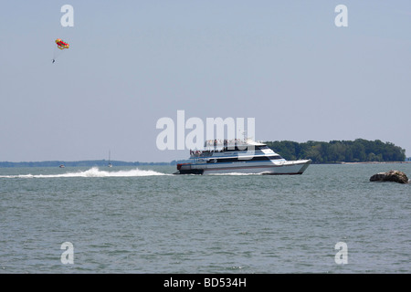 Parasailing mit einem Boot auf Lake Erie Island Put in Bay in Ohio USA US-Lifestyle Daily Life Scenes Konzept über Life Events horizontal Hi-res Stockfoto