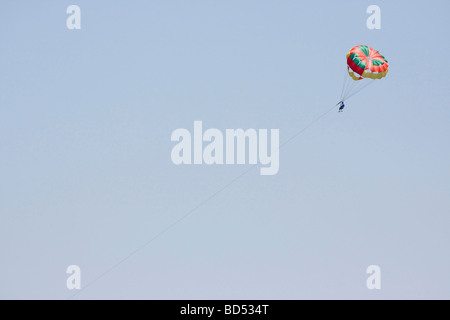 Erie Lake Fallschirm Parasailing Parasailing Parasailing Parasailing Freizeitsport Wasserinsel Put in Bay horizontal in Ohio USA Hi-res Stockfoto