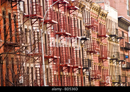 Häuserzeile mit Metall Feuerleiter Treppen Leitern, Manhattan, New York City, USA Stockfoto