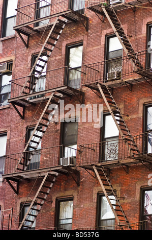 Haus mit Metall Feuerleiter Treppen Leitern, Manhattan, New York City, USA Stockfoto