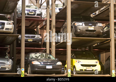 Parkhaus und Parkhaus in Manhattan, New York City, NY, USA. Gestapelte Fahrzeuge auf einem vertikalen Parkdeck. Stockfoto