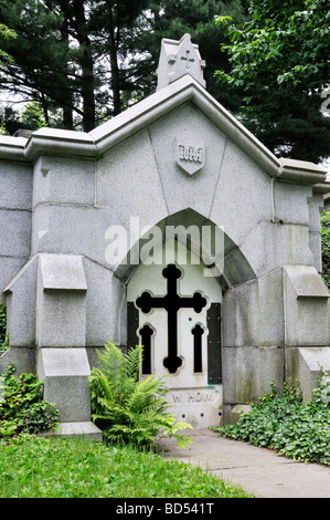 Alte Granit Stein Mausoleum mit Kreuz auf die Tür Stockfoto
