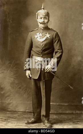 Mann im preußischen Militär Offizier Kostüm Stockfoto