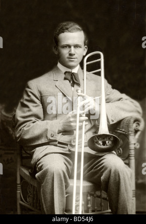 Musiker in eine Posaune spielen Korbstuhl Stockfoto