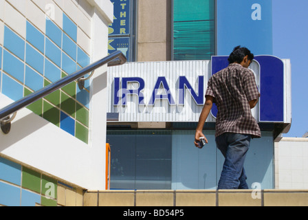 Iranische Bankgebäude gegenüber dem Ausgang aus einer Unterführung in der Nähe des Dubai Creek, Deira, Dubai, Vereinigte Arabische Emirate (VAE) Stockfoto