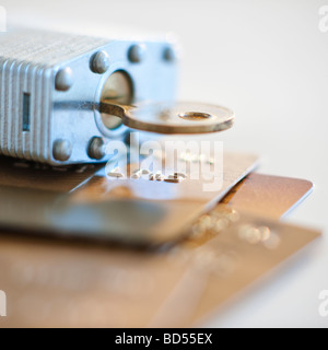 Ein Vorhängeschloss und Kreditkarten Stockfoto