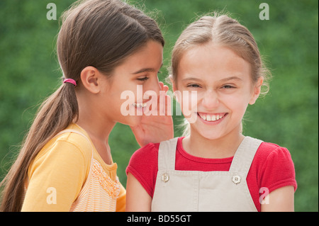 Zwei Freundinnen Flüstern Stockfoto