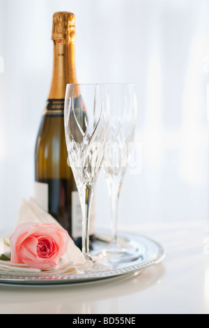 Flasche Champagner und rose Stockfoto