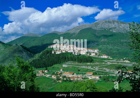 OPI einer mittelalterlichen Hügel-Stadt in den Abruzzen Nationalpark Apenninen Bergen Abruzzen Italien Stockfoto