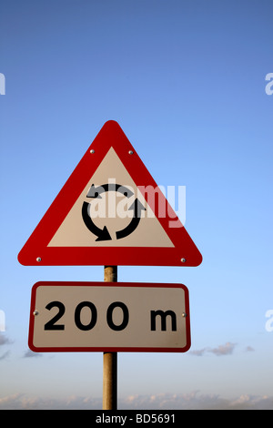 Angabe eines Kreisverkehrs 200m weiter vor blauem Himmel mit textfreiraum Verkehrszeichen. Stockfoto