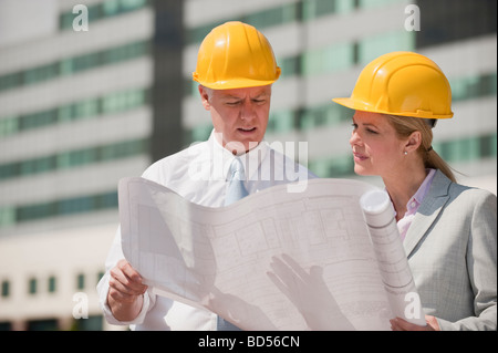 Zwei Architekten Pläne im Freien halten Stockfoto