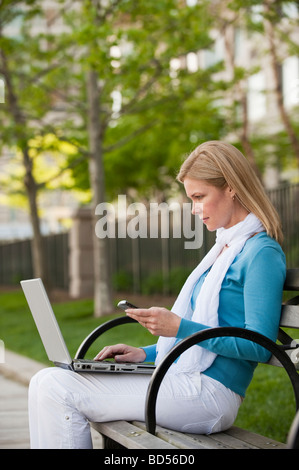 Eine Frau im park Stockfoto
