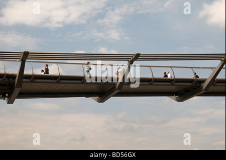 Eine Nahaufnahme von Menschen zu Fuß über die Millennium Brücke über den Fluss Themse in London UK. Stockfoto