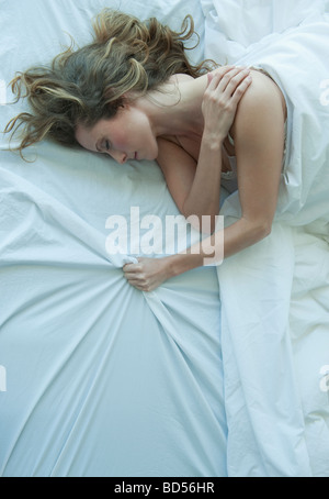 Eine Frau im Bett schlafen Stockfoto
