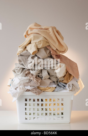 Einen Wäschekorb voller Kleidung Stockfoto