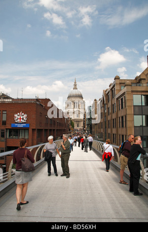 Londoner und Besucher-mix auf die Millennium Bridge mit St Pauls Cathedral hinter. Stockfoto