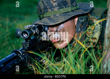 Soldat der deutschen besonderen Kräfte Kampfschwimmerkompanie in Ausbildung, Sniper Gewehr G 3 mit Zielfernrohr, Tarnung Stockfoto