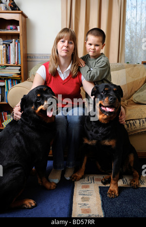 MUTTER UND SOHN MIT IHREM HAUSTIER ROTTWEILER UK Stockfoto