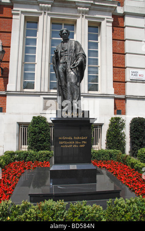 Michael Faraday Statue außerhalb der Hauptsitz des Instituts Elektroingenieure auf Savoy Hotel, London UK. Stockfoto