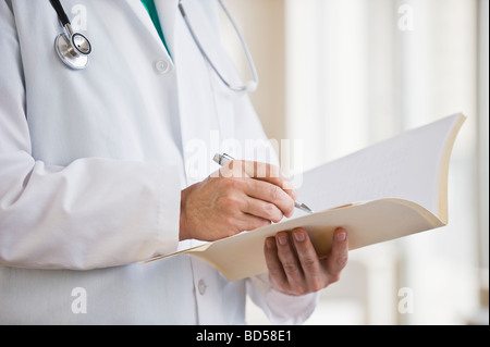 Ein Arzt in eine Datei schreiben Stockfoto