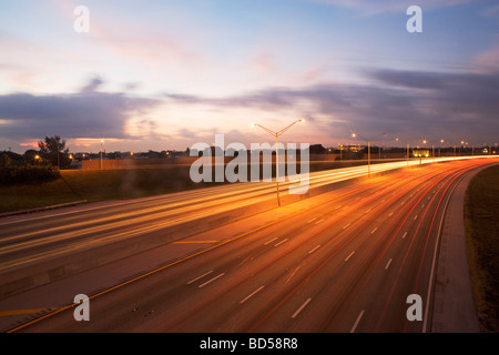 Eine Straße mit Schweif Lichtspuren Stockfoto