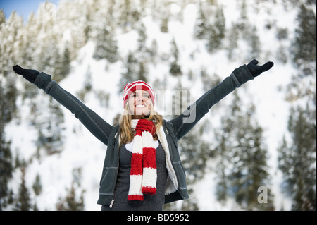 Eine Frau im Freien in einer verschneiten Umgebung Stockfoto