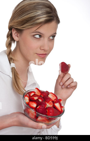 Gesunde Lebensweise Serie - Frau mit Erdbeeren auf weißem Hintergrund Stockfoto