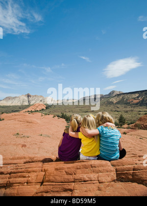 Eine Mutter und zwei Kinder am Red Rock Stockfoto