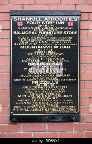 West Belfast Gedenktafel im Bereich niedriger Loyalist Shankill für den Tod von 25 Menschen in "Shankill Gräueltaten". Stockfoto