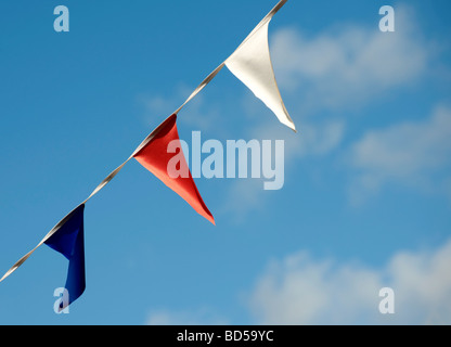 Rot weiß und blau Bunting gegen blauen Himmel Stockfoto